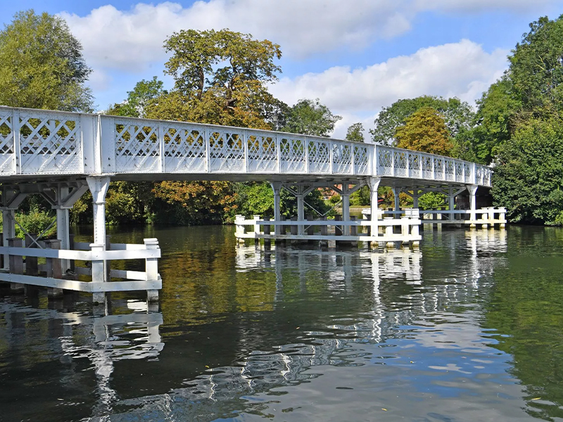 picture of toll bridge from pangbourne into whitchurch